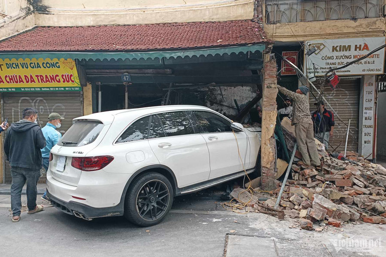 Nữ tài xế lái Mercedes đâm đổ tường ngôi nhà lâu đời nhất phố cổ Hà Nội